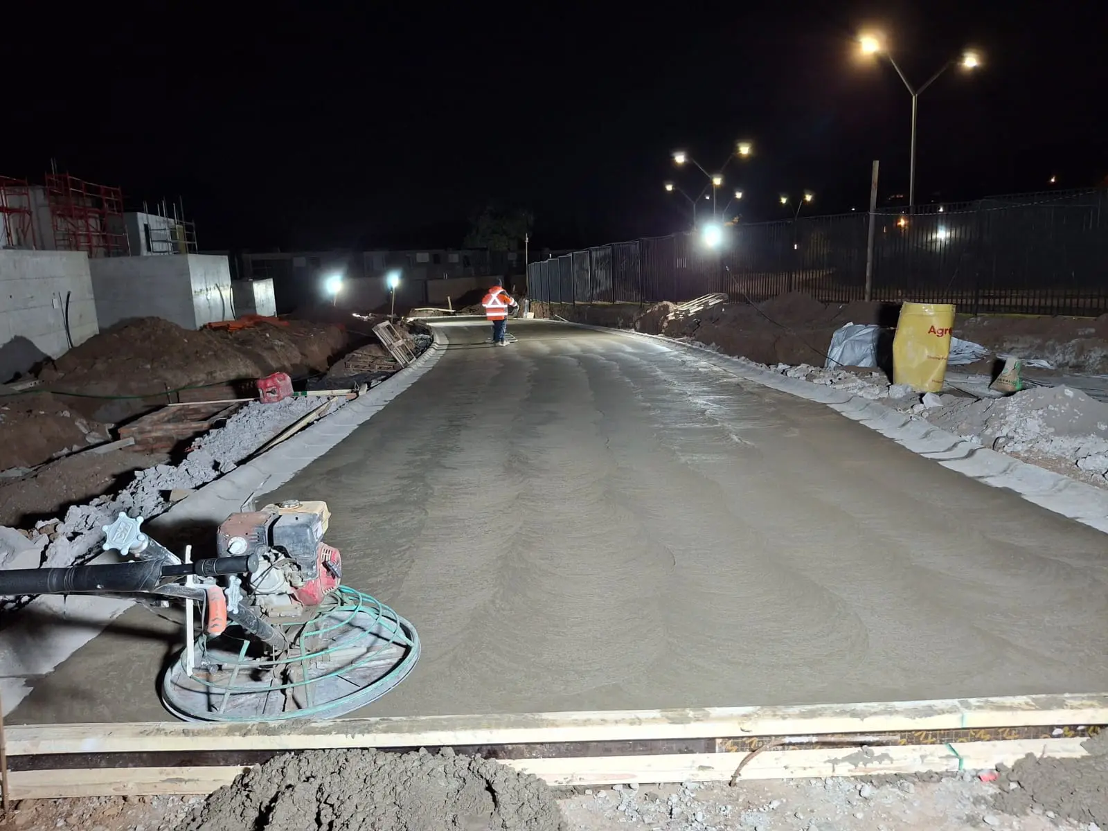 obra en calle radier y hormigón